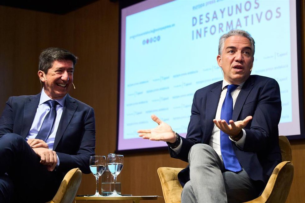 El presidente del Consejo Económico y Social (CES) de Andalucía, Juan Marín, (i) junto al vicesecretario de Política Autonómica y Municipal y Análisis Electoral del PP, Elías Bendodo, (d) durante el desayuno informativo de Europa Press en la Fundación C