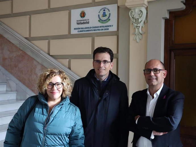 El portavoz del Grupo Municipal Socialista en el Ayuntamiento de Valladolid, Pedro Herrero, flanqueado por los concejales del grupo Charo Chávez y Luis Vélez.