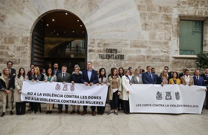 Minuto de silencio por el crimen machista de Sagunt en Les Corts