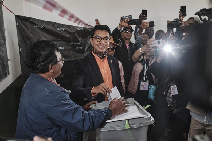 El presidente de Madagascar, Andry Rajoelina, vota en las elecciones celebradas el 16 de noviembre