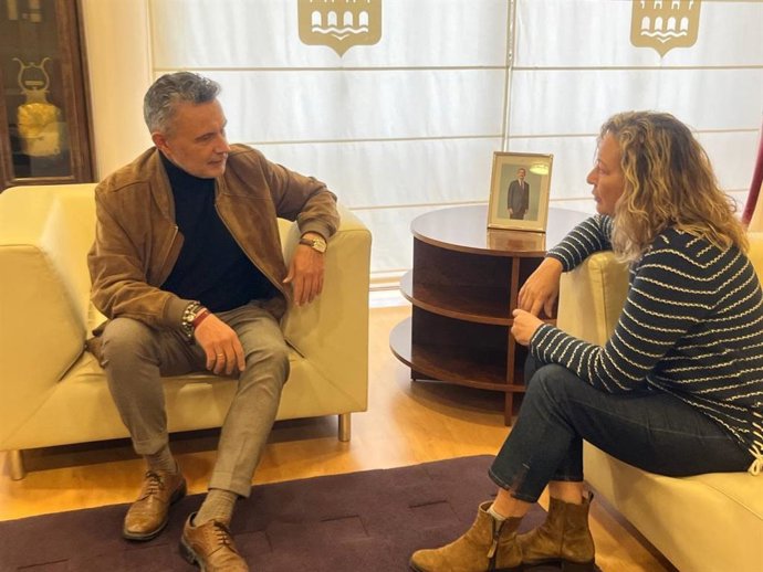 Imagen de la reunión del alcalde y Amaya Castro