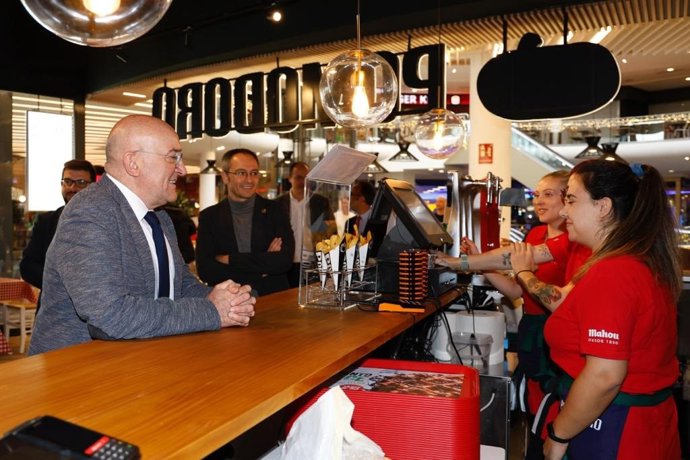 El alcalde de Valladolid, Jesús Julio Carnero, en uno de los nuevos establecimientos de restauración de Vallsur.