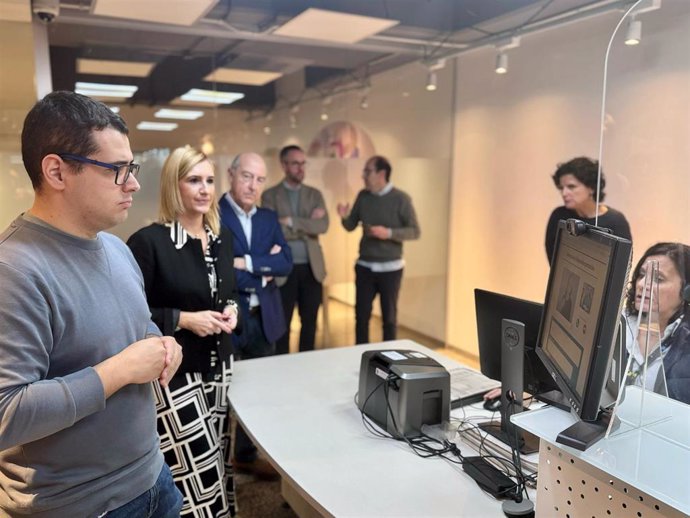 Presentación del nuevo sistema de traducción de lengua de signos de los Centros de Atención al Cliente de Metrovalencia y TRAM d'Alacant