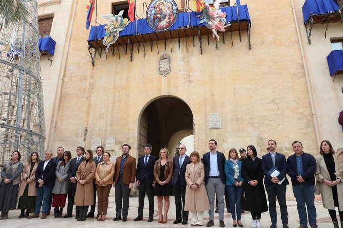 El president de la Generalitat, Carlos Mazón, en Elche (Alicante), en el minuto de silencio para condenar el asesinato de Fátima a manos de su expareja en Sagunt (Valencia)