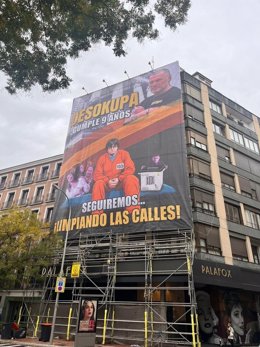 Lona de Desokupa contra Puigdemont y Podemos en la calle Luchana de Madrid.