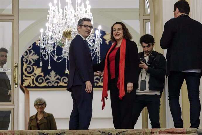 Archivo - El ministro de la Presidencia, Relaciones con las Cortes y Memoria Democrática, Félix Bolaños, y la presidenta del Consejo de Estado, Magdalena Valerio Cordero, se saludan a su llegada a una visita institucional al Consejo de Estado, a 10 de m