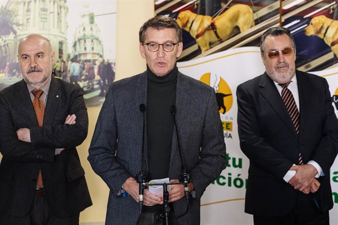 El presidente del Partido Popular, Alberto Núñez Feijóo (c), interviene durante su visita a las instalaciones de la Fundación ONCE del Perro Guía (FOPG), a 1 de diciembre de 2023, en Boadilla del Monte, Madrid (España). Durante la visita a las instalaci