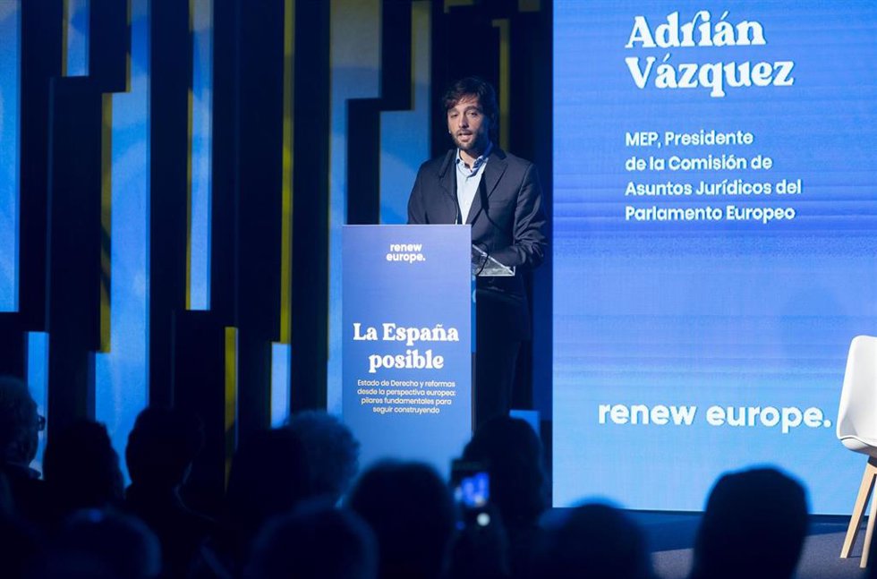 El líder de CS en Bruselas, Adrián Vázquez interviene durante el debate 'La España posible: Estado de Derecho y reformas: pilares fundamentales para seguir construyendo', en el Espacio Zenit, a 1 de diciembre de 2023, en Madrid (España).