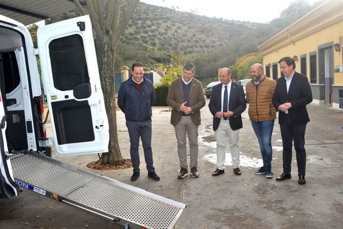 Acosta (2 izda.), entre los alcaldes de Priego y Rute, en la visita a la Unidad de Estancia Diurna del municipio prieguense.
