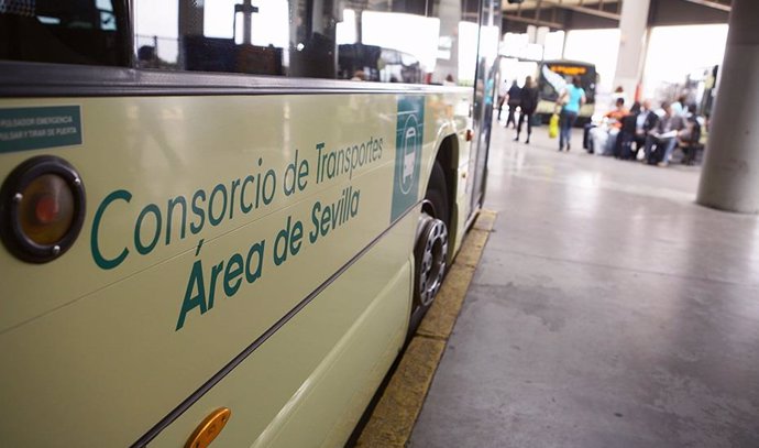 Archivo - Un autobús del Consorcio de Transportes de Sevilla recogiendo pasajeros en la estación