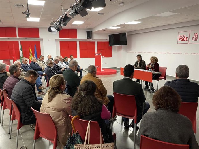 La secretaria general del PSOE de Huelva y senadora, María Eugenia Limón, junto al parlamentario onubense Enrique Gaviño, en su reunión con el sector agrícola de Huelva.