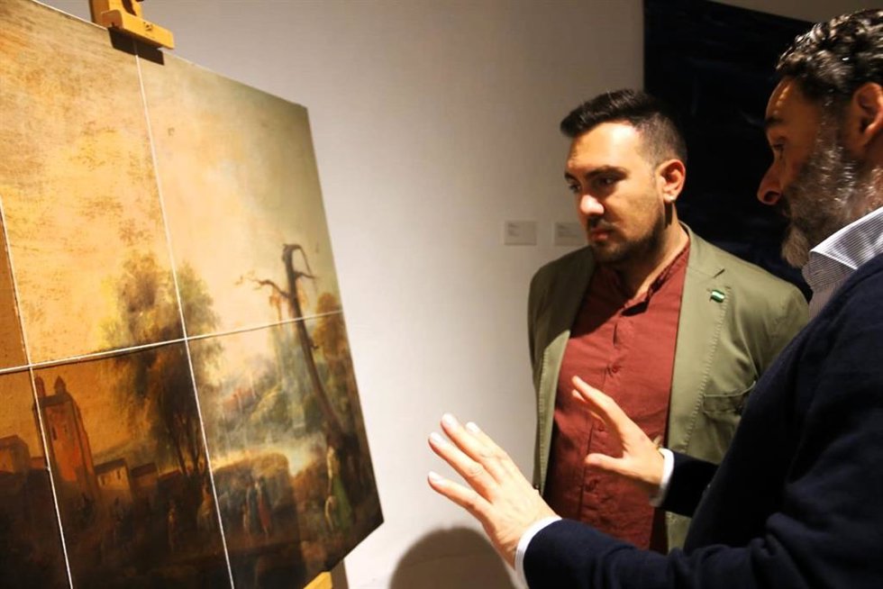 El delegado de Patrimonio del Ayuntamiento de Alcalá de Guadaíra, Christopher Rivas, y el restaurador, Alejandro Redondo.
