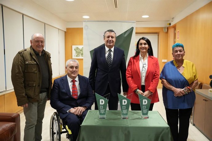 Javier Fernández, en el centro, con personas con diversidad funcional durante un encuentro provincial celebrado en la Diputación.