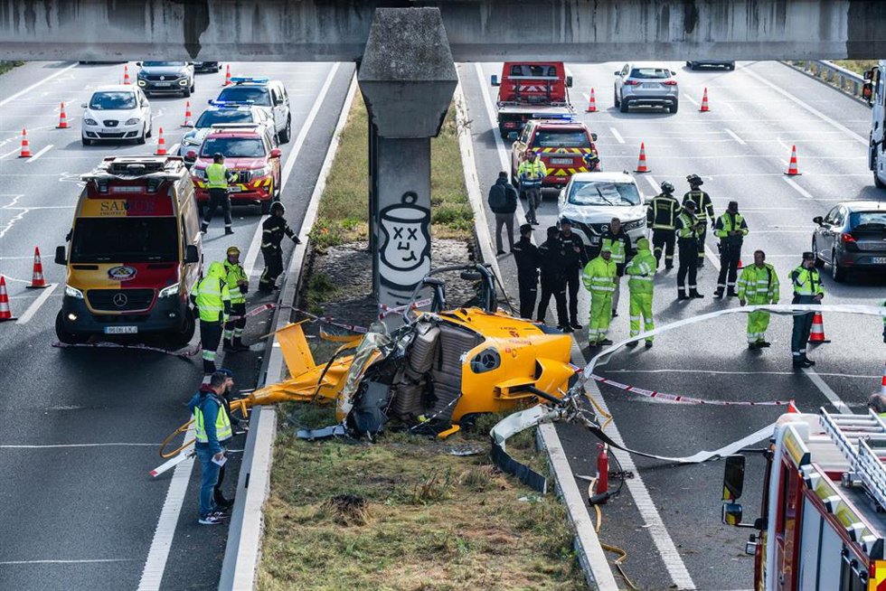 Un helicóptero tras un accidente en la carretera M-40, a 1 de diciembre de 2023, en Madrid (España).