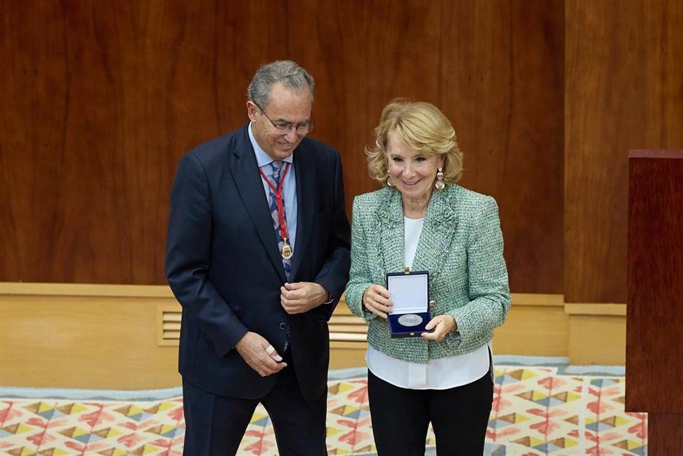 El presidente de la Asamblea, Enrique Ossorio, entrega una medalla a la expresidenta de la Comunidad de Madrid Esperanza Aguirre, durante un pleno extraordinario en la Asamblea de Madrid, a 1 de diciembre de 2023, en Madrid (España).