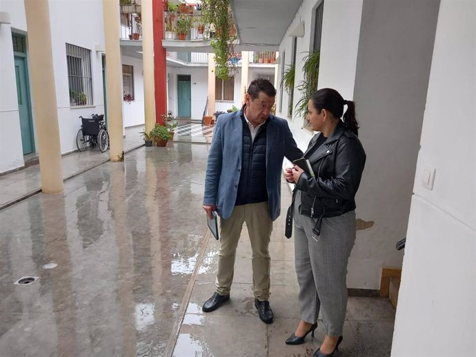 Carmen Granados (dcha.), durante su visita a las viviendas de la Corrdera que serán objeto de rehabilitación energética.