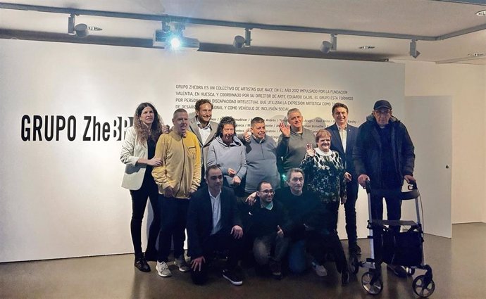 Foto de familia a la entrada de la exposición.