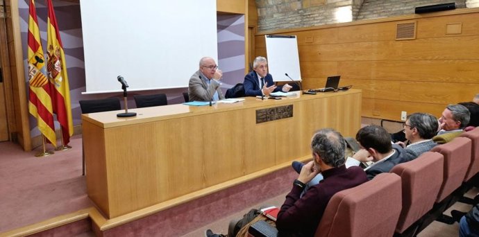 El consejero de Agricultura , Ganadería y Alimentación, Ángel Samper, se ha reunido con los técnicos de las OCAS de la provincia de Zaragoza.