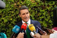 Fernández recuerda a Moreno la "importante envergadura" de los servicios de cercanías en Andalucía y pide "seriedad"