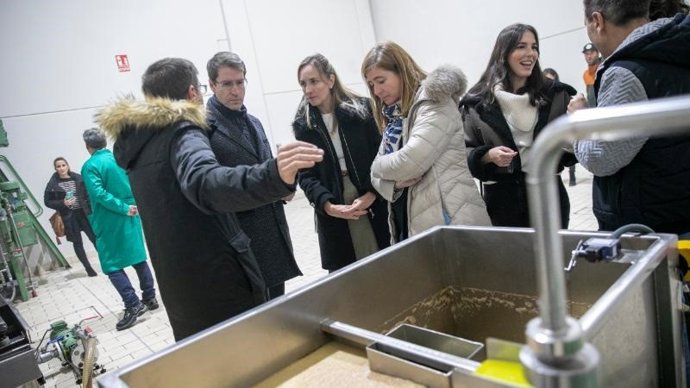 Capellán visita las renovadas instalaciones de Almazara Riojana, ejemplo de la evolución del sector del aceite en nuestra Comunidad