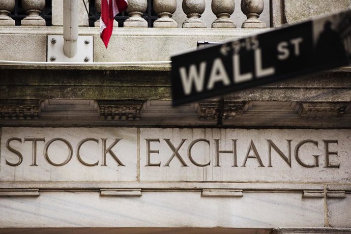 Archivo - Un signo de la calle Wall Street en frente de la Bolsa de Valores de Nueva York