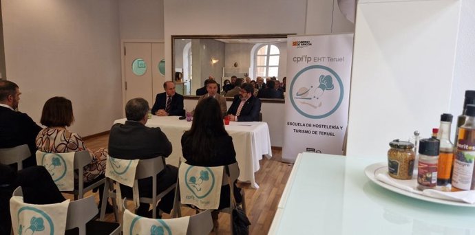 Luis Mallada, director general de FP, junto con el director del servicio provincial de Educación en Teruel, José Luis Castán, y el director de la Escuela de Hostelería, Luis Berzosa.