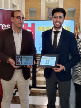 El alcalde de Cáceres, Rafael Mateos, y el concejal de Economía, Ángel Orgaz, en la presentación de los Presupuestos de 2024 donde se incluye una partida para la Capitalidad Cultural en 2031