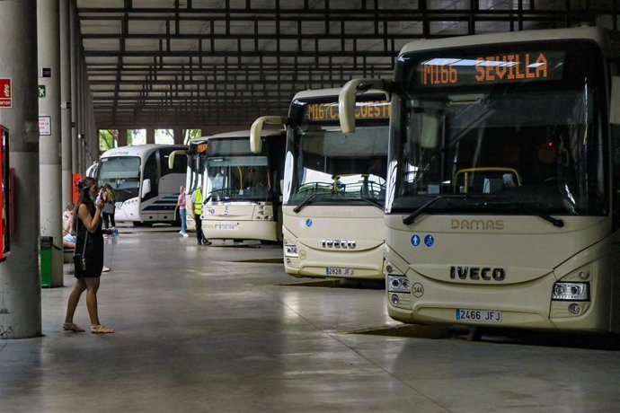 Archivo - Autobuses del Consorcio estacionados en Plaza de Armas.