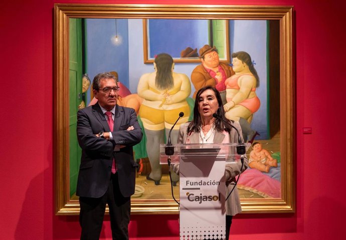 El presidente de la Fundación Cajasol y la comisaria de la muestra sobre Botero.