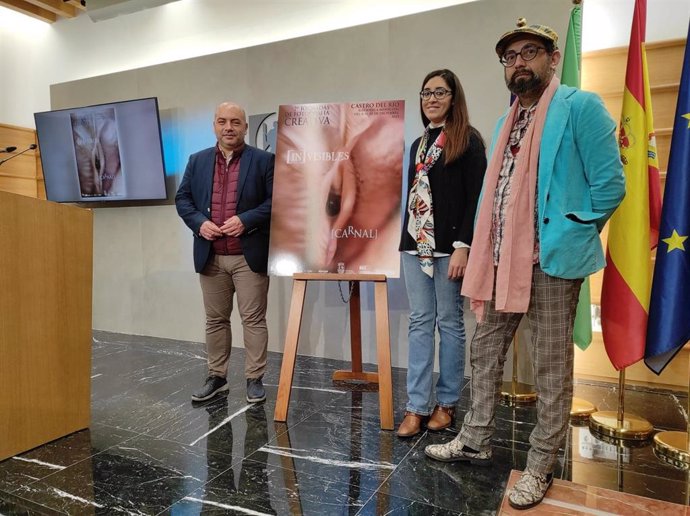 El delegado de Cultura de la Diputación y presidente de la Fundación Botí, Gabriel Duque (izda.), presenta las jornadas fotográficas de Castro del Río.