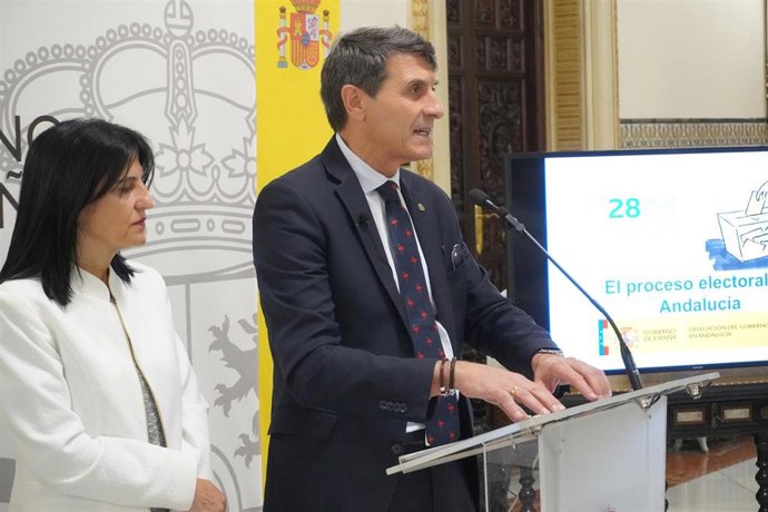 Archivo - Inmaculada López Calahorro y Pedro Fernández, en la Subdelegación del Gobierno en Granada, en imagen de archivo