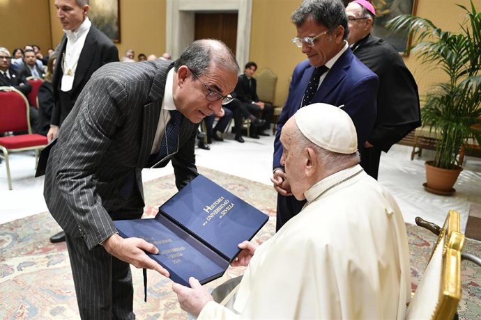 El rector de la US entrega un facsímil de la Bula por la que se crea la Universidad de Sevilla en 1505.