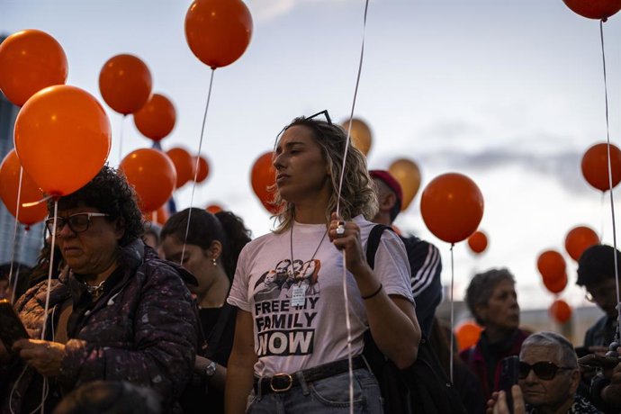 28 November 2023, Israel, Tel Aviv: Protesters and relatives of the Israelis Bibas Family release balloons during a gathering calling for the family immediate release from Hamas militants. Photo: Ilia Yefimovich/dpa