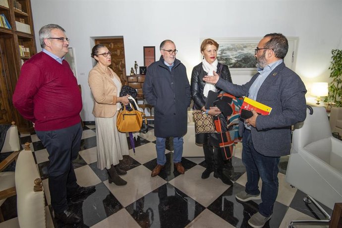 El presidente de la Diputación de Cáceres se reúne con representantes de la Asociación de Turismo Interior