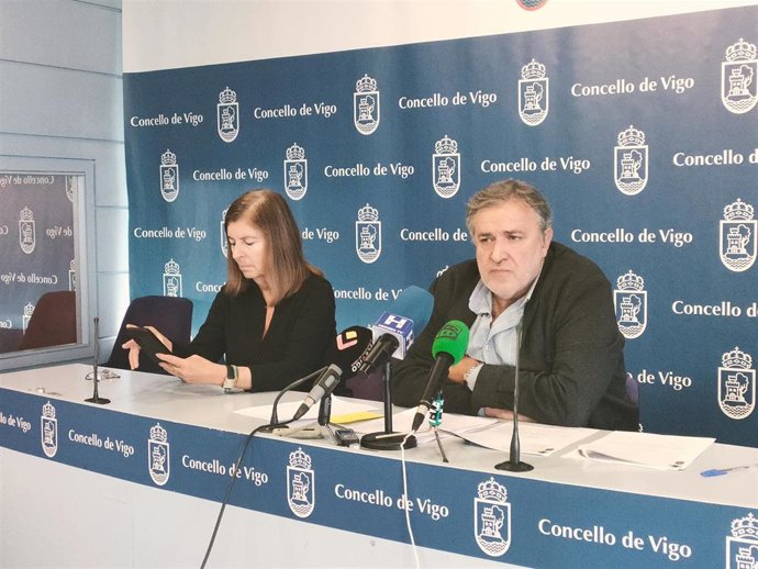 El concejal de Fomento y Servicios del Ayuntamiento de Vigo, Javier Pardo, junto a la jefa de servicio de Transportes, Carmen Pintado.