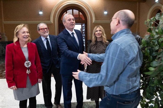 El presidente del Gobierno de Aragón, Jorge Azcón, saluda a los miembros del Consejo Económico y Social de Aragón.