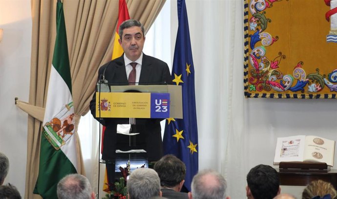 El subdelegado accidental del Gobierno en Málaga, Juan Pedro Carnero, durante el acto de celebración del 45 aniversario de la Constitución Española.
