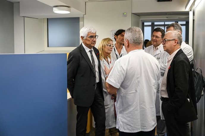 El conseller de Salud, Manel Balcells, visita las nuevas instalaciones del Clínic para la atención del VIH y enfermedades infecciosas