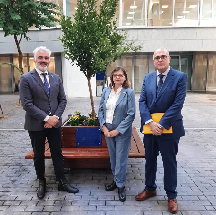 Dirigentes de la Facultad de Educación, ante la placa conmemorativa por el 30 aniversario de la institución universitaria.