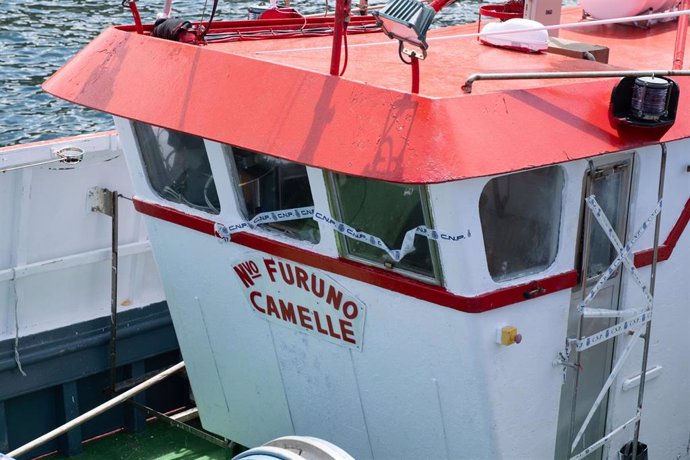 Archivo - El buque 'Nuevo Furuno', precintado, en el muelle de Santa Mariña de Camariñas.