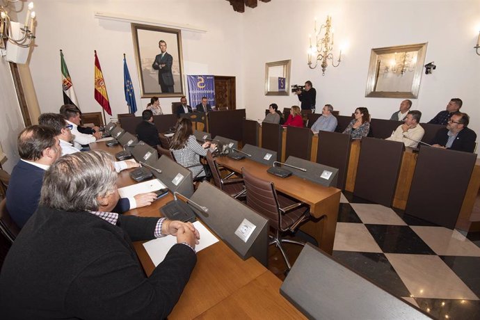 La Diputación de Cáceres firma un nuevo convenio para llevar servicios bancarios a 19 municipios de la provincia