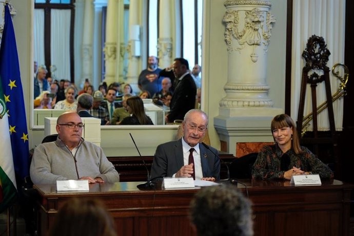 El alcalde de Málaga, Francisco de la Torre, interviene durante el acto de reconocimiento al trabajo que instituciones, entidades y asociaciones desarrollan para lograr una plena inclusión en la sociedad de las personas con discapacidad.