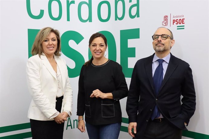 Isabel Ambrosio (centro), entre Ana Romero y Antonio Ruiz, en la sede provincial del PSOE de Córdoba.