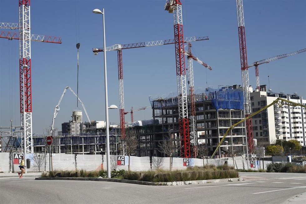 Archivo - Imagen de viviendas en construcción.