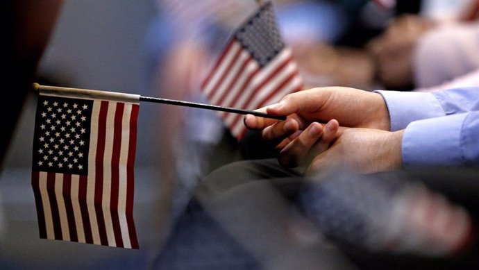 Archivo - Banderas de Estados Unidos durante un acto de acceso a la ciudadanía para inmigrantes