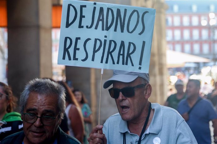 Archivo - Decenas de activistas protestan en una manifestación por la descarbonización en la Plaza Mayor, a 15 de septiembre de 2023, en Madrid (España). 