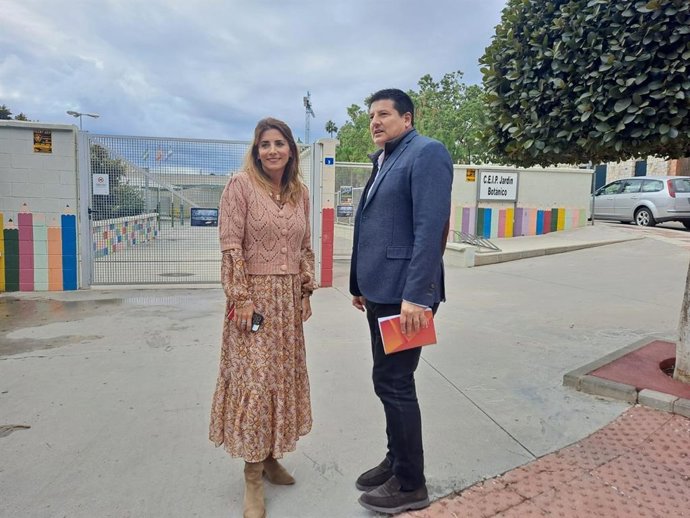 El parlamentario andaluz por el PP de Málaga Francisco Oblaré con la alcaldesa de mijas, Ana Mata.