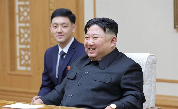 Archivo - HANDOUT - 19 October 2023, North Korea, Pyongyang: A picture released by the North Korean state news agency (KCNA) on 20 October 2023 shows Supreme Leader of North Korea Kim Jong Un (R)meeting with Russian Foreign Minister Sergei Lavrov (Not 