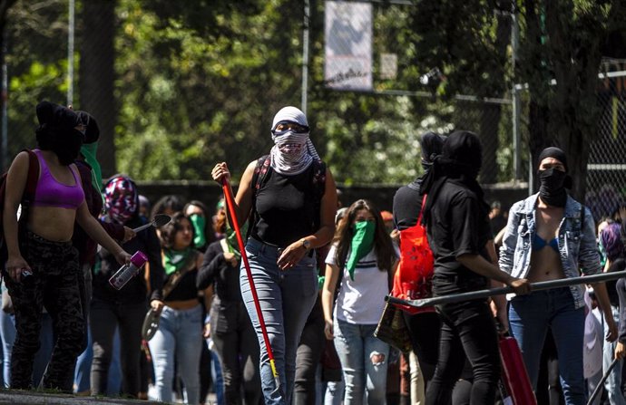 Archivo - 07 November 2019, Mexico, Mexico City: A group of female students take part in a protest against gender violence in National Autonomous University of Mexico (UNAM) campuses. Photo: Ernesto Álvarez/NOTIMEX/dpa