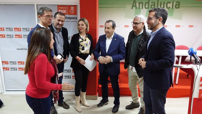El coordinador del gabinete parlamentario del PSOE de Málaga, José Luis Ruiz Espejo, junto a otros representantes del partido.